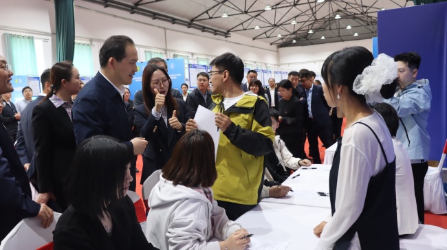 图为招聘会现场提供手语翻译等无障碍服务